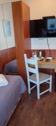 Twin Room image 6