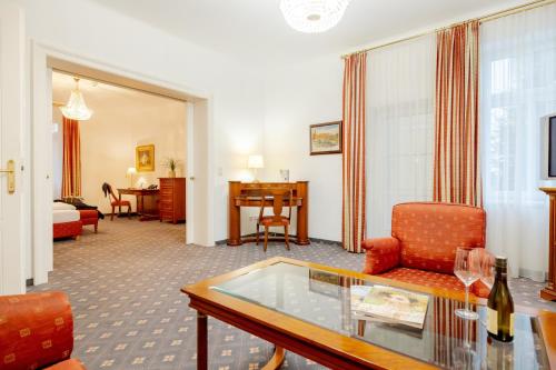 2 twin beds, 1 sofa bed