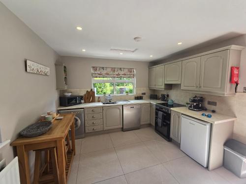 Konyha, Newly Renovated Country Cottage in Kernan