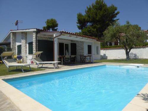 735 - Villa quadrilocale nuova, al Taunus con portico, GIARDINO E PISCINA PRIVATA - Climatizzata - SPIAGGIA INCLUSA
