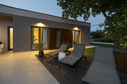 ระเบียง/ชานเรือน, Villa Veros for 5 people near Labin - Rabac with private pool & kids playground in เปรซิกา