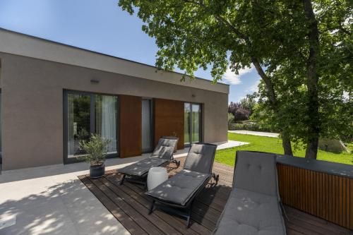 ระเบียง/ชานเรือน, Villa Veros for 5 people near Labin - Rabac with private pool & kids playground in เปรซิกา