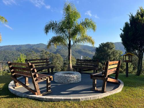 Casa ampla com vista, fogo de chão, área gourmet - 16 min do Capivari, Campos do Jordão