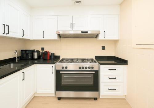 DreamShoma- Super Spacious 1BR Lake View, Dubai (photo 4)