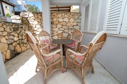 ระเบียง/ชานเรือน, Apartments Adela III in กายัซ