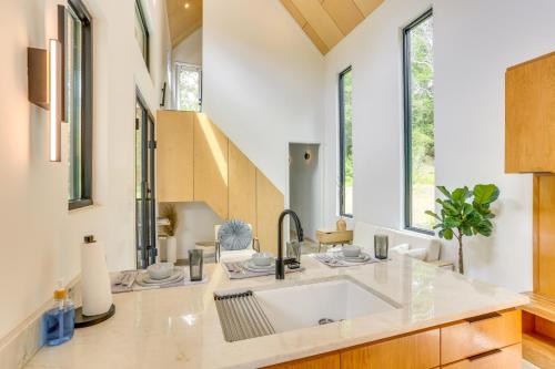 65 Acres: Secluded 'Avian Acres' Cabin w/ Trails! in Wiergate