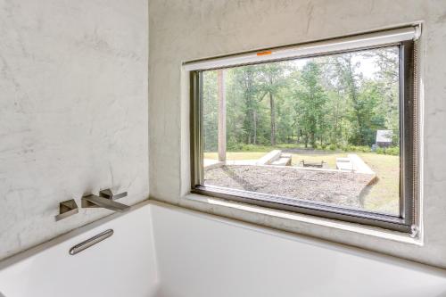 65 Acres: Secluded 'Avian Acres' Cabin w/ Trails! in Wiergate
