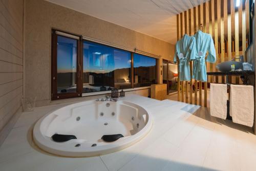 Deluxe Suite with Spa Bath