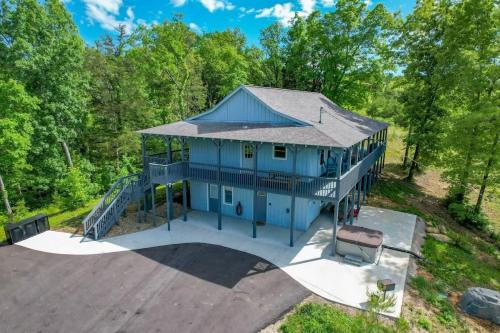 Log Cabin, View, Private 5 Acres, Hot Tub, Firepit, Family Retreat, 4BR 3BA, Sleeps 12 in Sevierville, USA