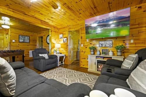 Log Cabin, View, Private 5 Acres, Hot Tub, Firepit, Family Retreat, 4BR 3BA, Sleeps 12 in Sevierville, USA