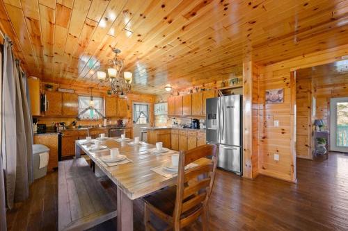 Log Cabin, View, Private 5 Acres, Hot Tub, Firepit, Family Retreat, 4BR 3BA, Sleeps 12 in Sevierville, USA