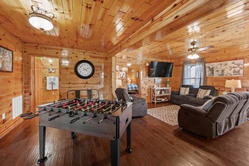 Log Cabin, View, Private 5 Acres, Hot Tub, Firepit, Family Retreat, 4BR 3BA, Sleeps 12 in Sevierville, USA