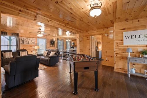 Log Cabin, View, Private 5 Acres, Hot Tub, Firepit, Family Retreat, 4BR 3BA, Sleeps 12 in Sevierville, USA