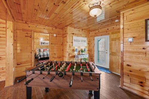 Log Cabin, View, Private 5 Acres, Hot Tub, Firepit, Family Retreat, 4BR 3BA, Sleeps 12 in Sevierville, USA