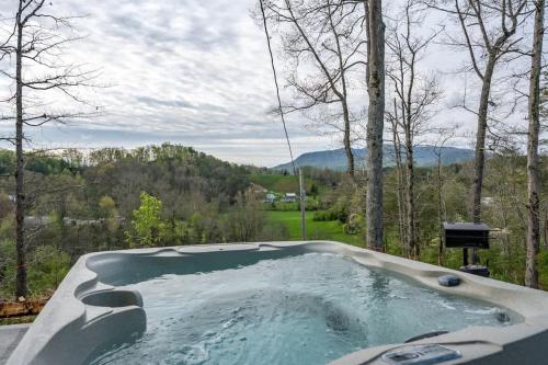 Log Cabin, View, Private 5 Acres, Hot Tub, Firepit, Family Retreat, 4BR 3BA, Sleeps 12 in Sevierville, USA