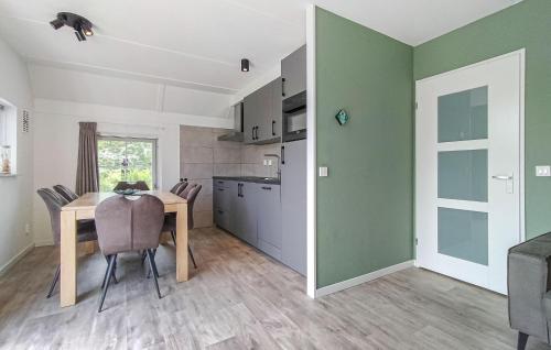 virtuve, 3 Bedroom Gorgeous Home In Den Ham in Twenterand