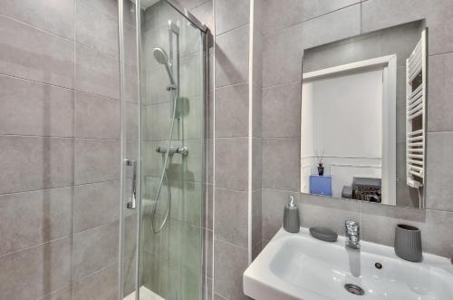 Urban Flat 35 - 2 Bedroom Apartment Grands Boulevards - image 2