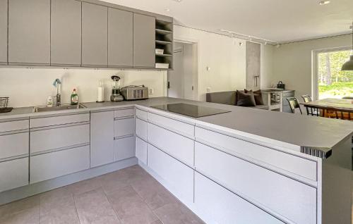 주방, Nice Home In Halmstad With Wifi in 튈로산드