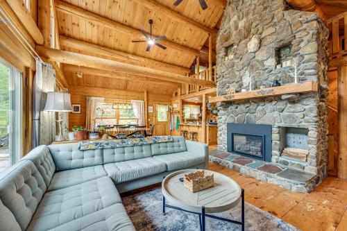 Alexandria Cabin with Patio, Grill and Deck in 布里斯托爾(NH)