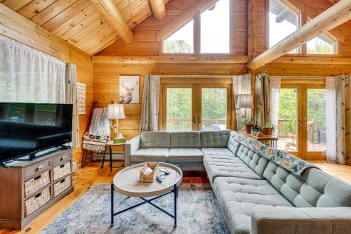 Alexandria Cabin with Patio, Grill and Deck in 布里斯托爾(NH)