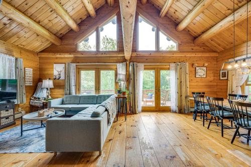 Alexandria Cabin with Patio, Grill and Deck in 布里斯托爾(NH)