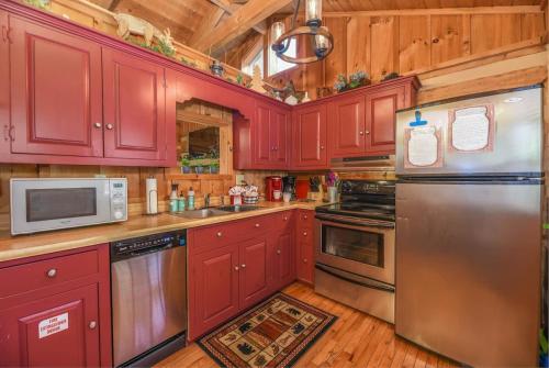 View! Cozy, Private, Fireplace, Hot Tub Log Cabin, Honeymoon! in Sevierville, USA