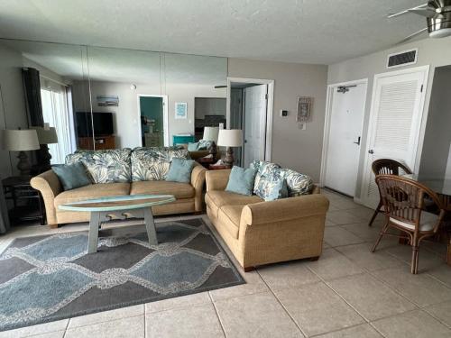 Beachfront Condo! Gulf View From All Rooms, Pool, Chairs Provided in Siesta Key, USA