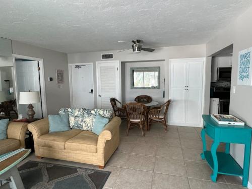 Beachfront Condo! Gulf View From All Rooms, Pool, Chairs Provided in Siesta Key, USA