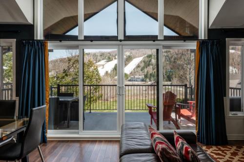 Spacious 3 bedroom condo Ski-in Ski-out St Sau