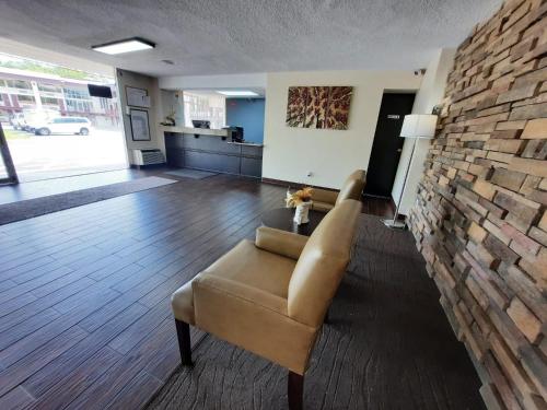 Americas Best Value Inn Moline - image 11
