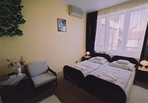 2 twin beds