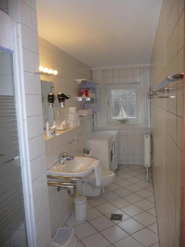 Kylpyhuone, Wohnung Kattenwarft EG in Brosum