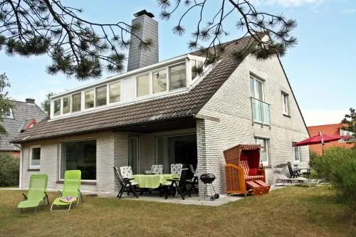 Weißes Dünenhaus mit Meerblick in St. Peter-Ording, Deutschland