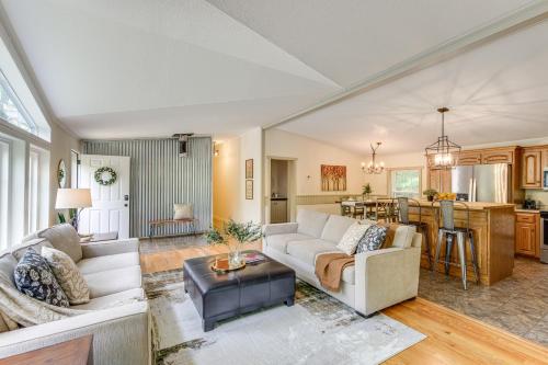 Walk to River: Loudonville Retreat w/ Hot Tub! in Loudonvilla (OH)