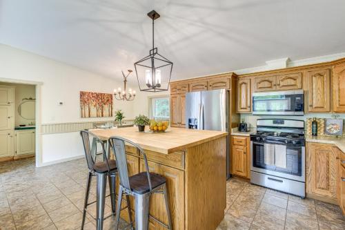 Walk to River: Loudonville Retreat w/ Hot Tub! in Loudonvilla (OH)