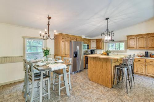 Walk to River: Loudonville Retreat w/ Hot Tub! in Loudonvilla (OH)