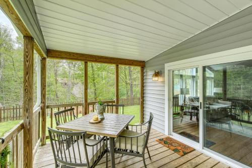 Walk to River: Loudonville Retreat w/ Hot Tub! in Loudonvilla (OH)
