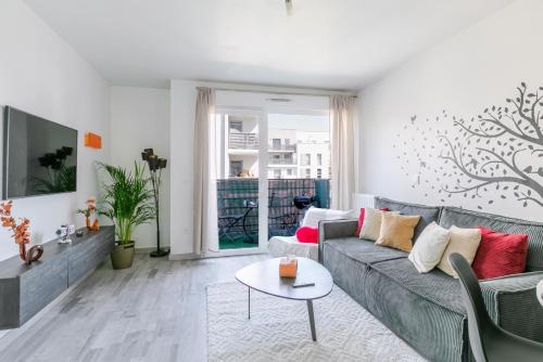 Shared lounge/TV area, Charming, Paris in 15 minutes, private Parking in Creteil