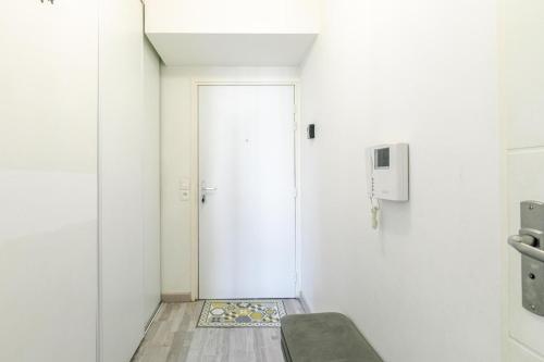 Entrance, Charming, Paris in 15 minutes, private Parking in Creteil