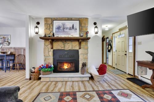 Serenity and Fun all in one in this Cozy Pocono Cabin in Jim Thorpe, USA