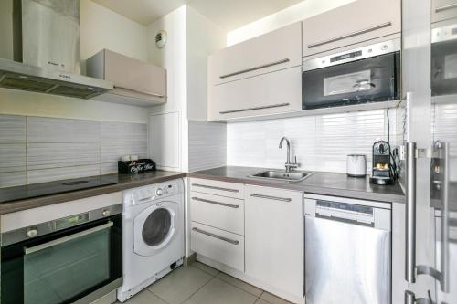 Kitchen, Charming, Paris in 15 minutes, private Parking in Creteil