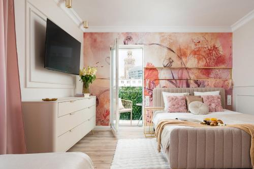 Prestige Central Suite with a living room, air conditiong, balcony & the view on Palace, Warsaw