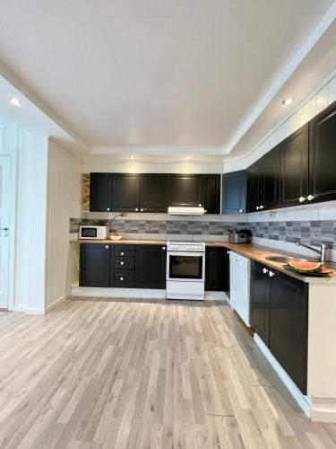 кухня, 10 bedro House 50 km Fra Oslo 1866 Båstadveien 870 (10 bedro House 50 km Fra Oslo 1866 Bastadveien 870) in Сарпсборг