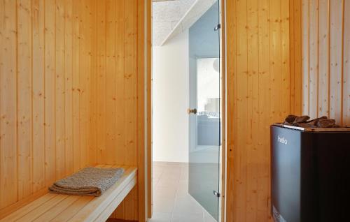 Konyha, Beautiful Home In Grenaa With Sauna in Grena