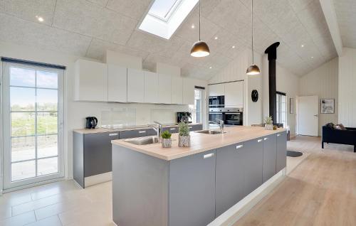Konyha, Beautiful Home In Grenaa With Sauna in Grena