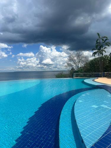 Flat Tropical in Riverfront