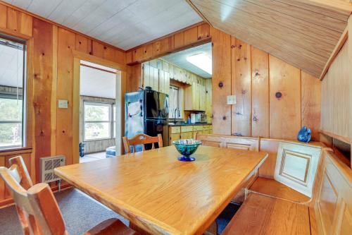 Walk to Wyalusing Beach: Cabin w/ River View! in McGregor (IA)