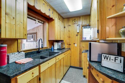 Walk to Wyalusing Beach: Cabin w/ River View! in McGregor (IA)