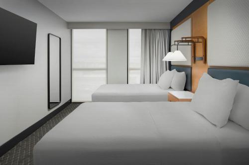 One-Bedroom Suite with Two Queen Beds and Sofa Bed image 10