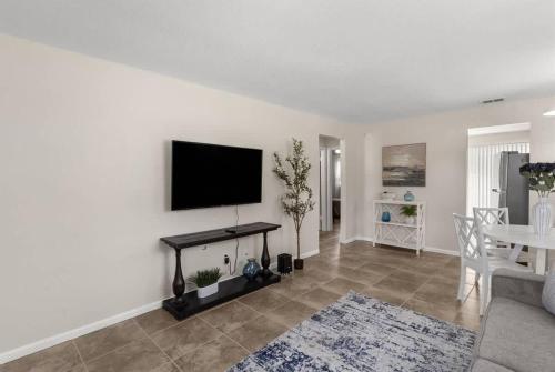 Cozy 2 Bedroom home, Dade City! #1 in Dade City, USA
